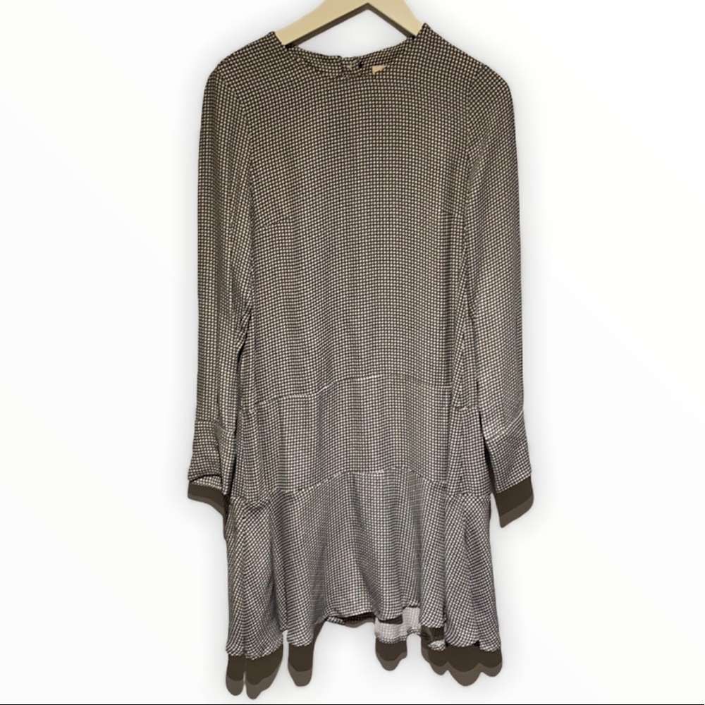 🄷&🄼 Geometric Pattern Dress with Ruffle Hem - Picture 2 of 9